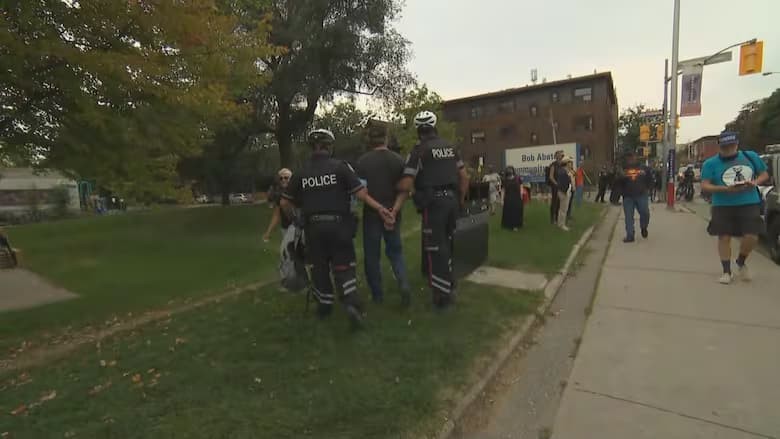Toronto’daki Christie Pits Park’ta Göçmen Karşıtı Miting ve Karşı Gösteride 10 Kişi Gözaltına Alındı